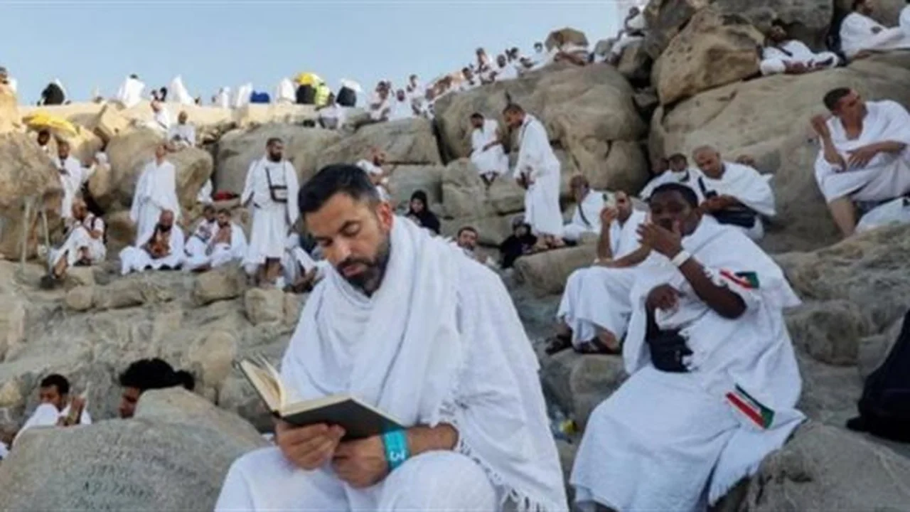 تابع شعائر يوم عرفة عبر ترددات القنوات الرسمية للبث المباشر